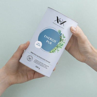 XbyX Energie Pur protein superfood shake ohne süßstoffe in Hand